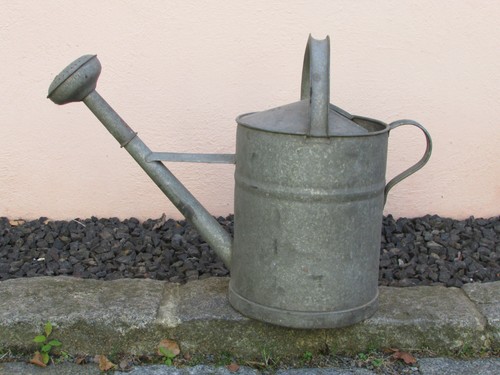 Alte runde zinkgießkanne - alte,