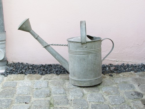 Alte runde zinkgießkanne - alte,
